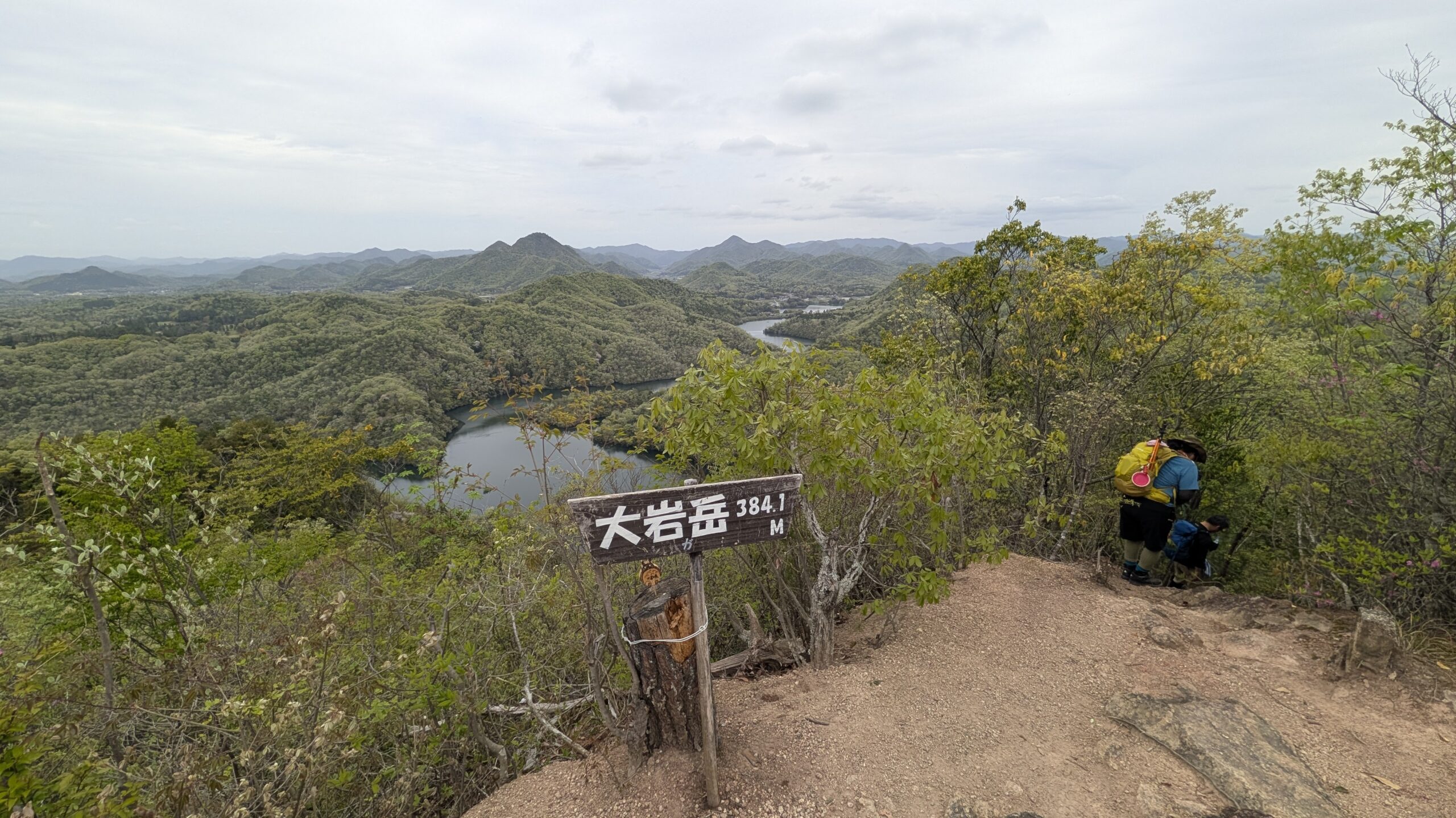 混み合う山頂、ここでランチタイム
