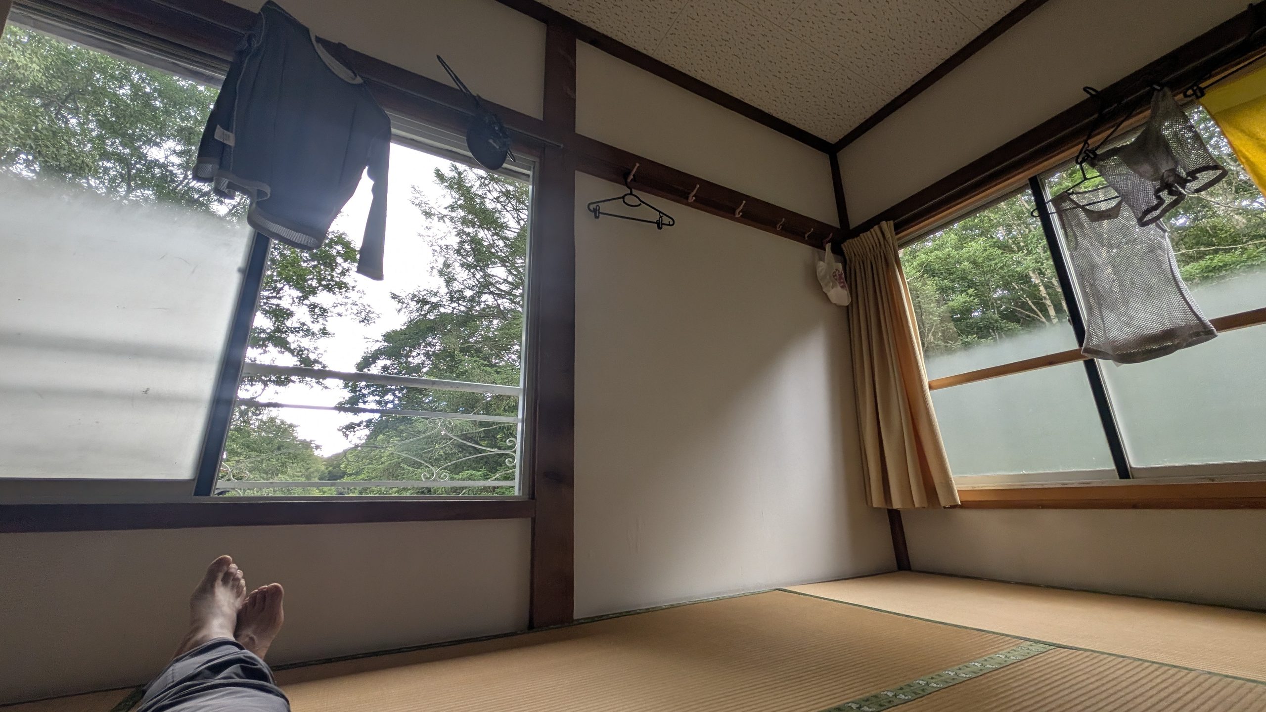 原の小屋の部屋