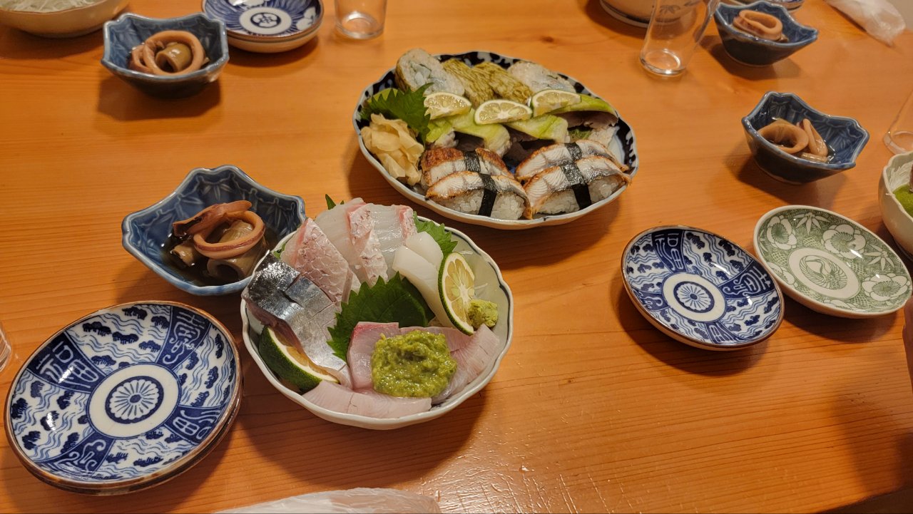 刺身の盛り合わせ、田舎寿司、イカの甘辛煮