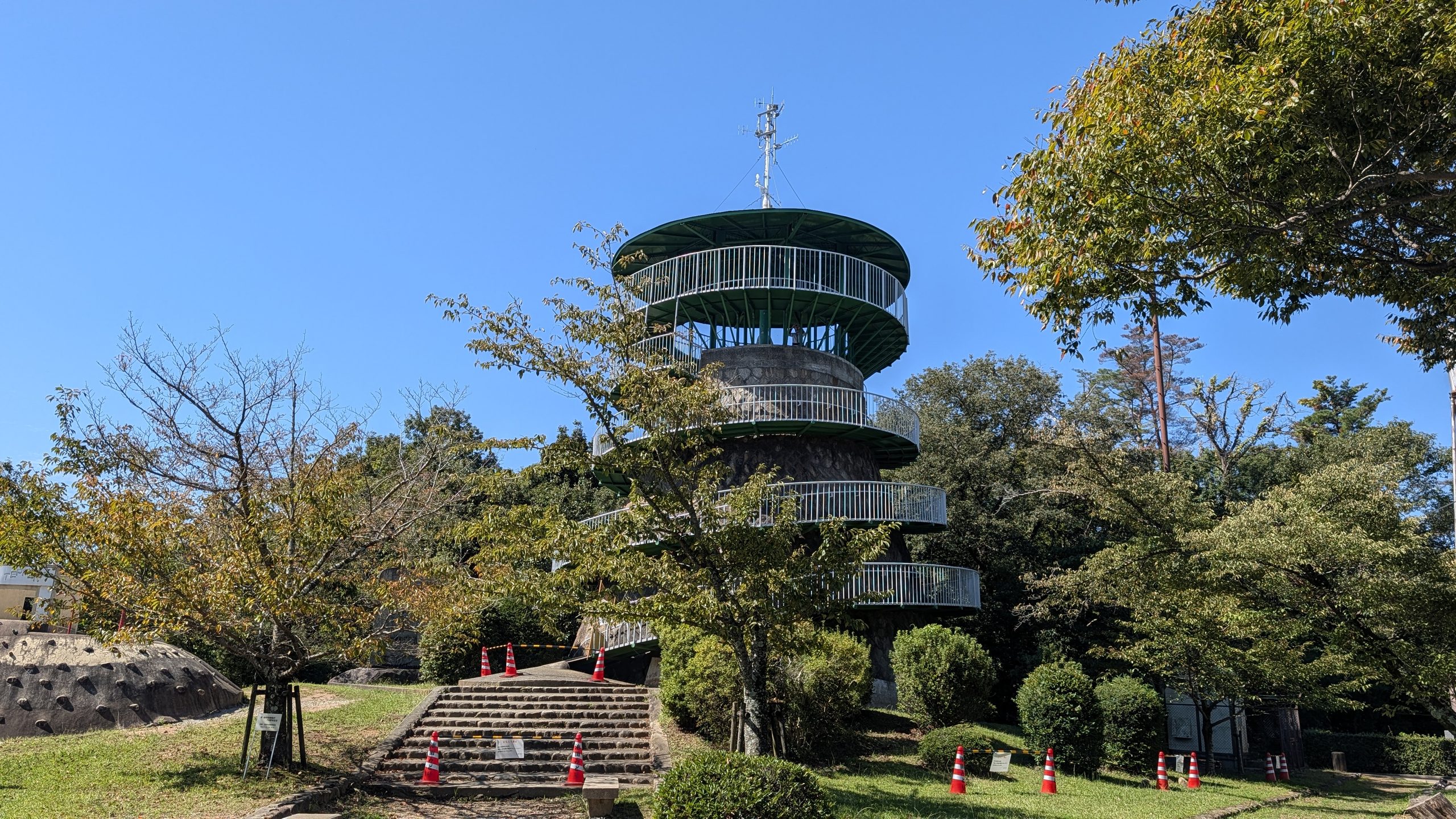 秋晴れの日の丸展望台へ登る
